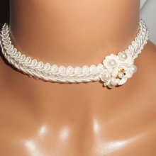 Ecru bloemenketting aan een fancy geborduurde vlecht met glazen kralen