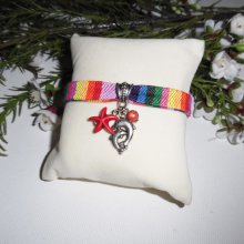 Kleurrijke stoffen armband met dolfijn en rode zeesterren kwastjes