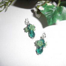 Originele bloem oorbellen met groene kristallen kralen