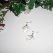 Oorbellen met parelmoer bloemen en dolfijnen op 925 sterling zilveren knopjes