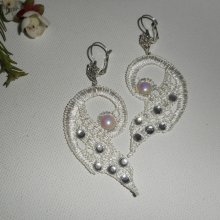 Oorbellen van wit kant met Swarovski kristal en parels