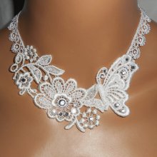 Witte kanten bloem en vlinder ceremonie ketting met Swarovski kristal en parels