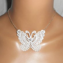 Witte vlinderketting in fijn borduurwerk aan zilveren ketting