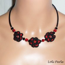 Originele ketting met zwarte en rode gehaakte bloemen, kristal en glazen kralen