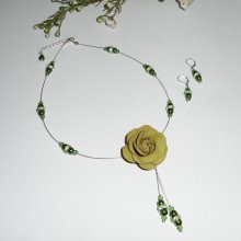 Ketting bezet met groene parelglasparels en kristalkabel met leren roosje