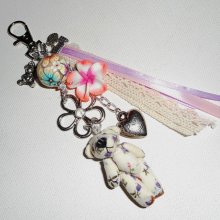 Sleutelhanger/tasjuwelen met veelkleurige bloemkralen en linten