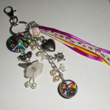 Sleutelhanger/tasjuwelen wit popje met kralen en veelkleurige linten