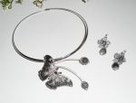 Originele ketting set met grijze vlinder bezet met kristal en agaat stenen