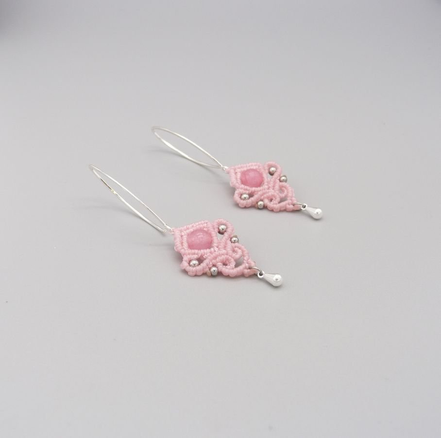Roze micro macramé oorbellen met een roze edelsteen kraal