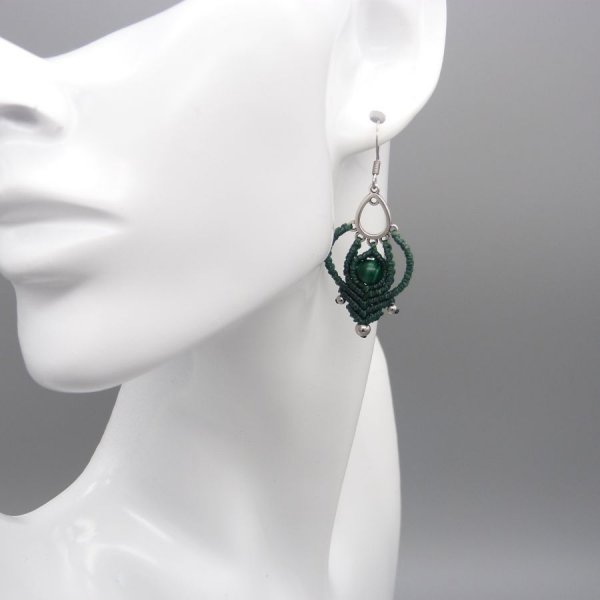 Boucles d'oreilles  en micro-macram&eacute; vert fonc&eacute; avec une perle en malachite