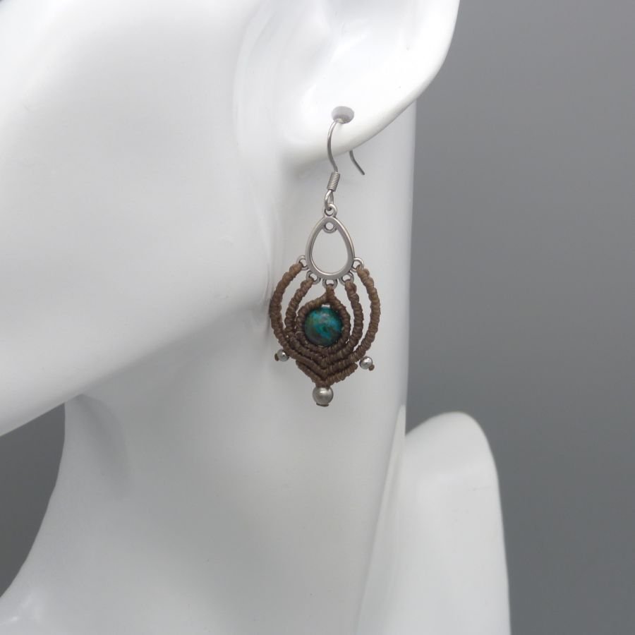 Oorbellen in hazelnootkleurig micro-macramé met een chrysocolla kraal