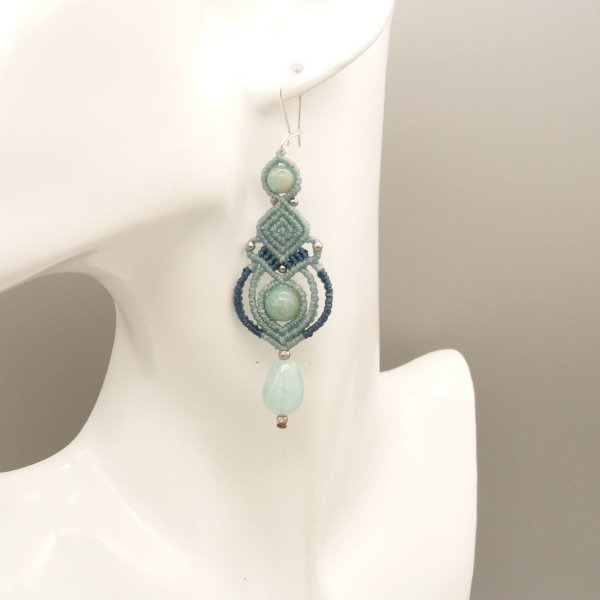 Boucles d'oreilles  en micro-macram&eacute; couleur tons bleus avec perles en amazonite