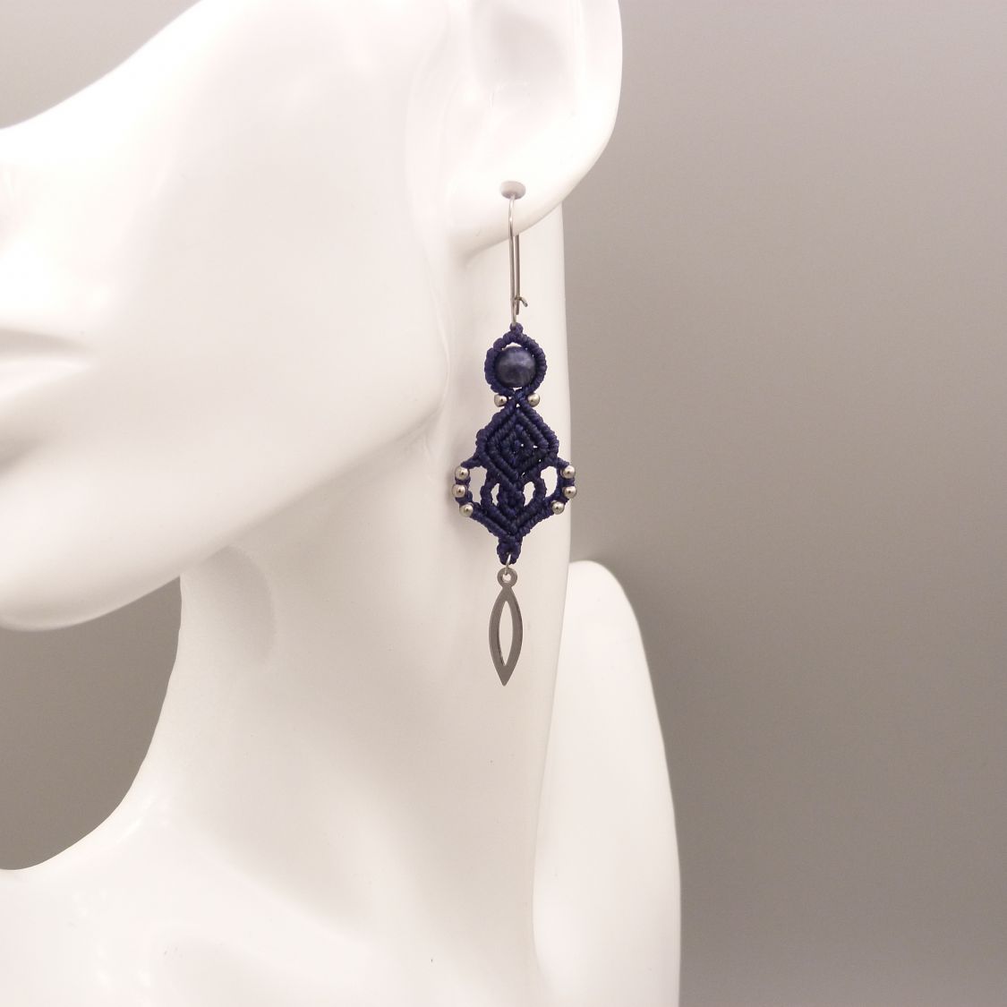 Oorbellen in micro-macramé donkerblauw 