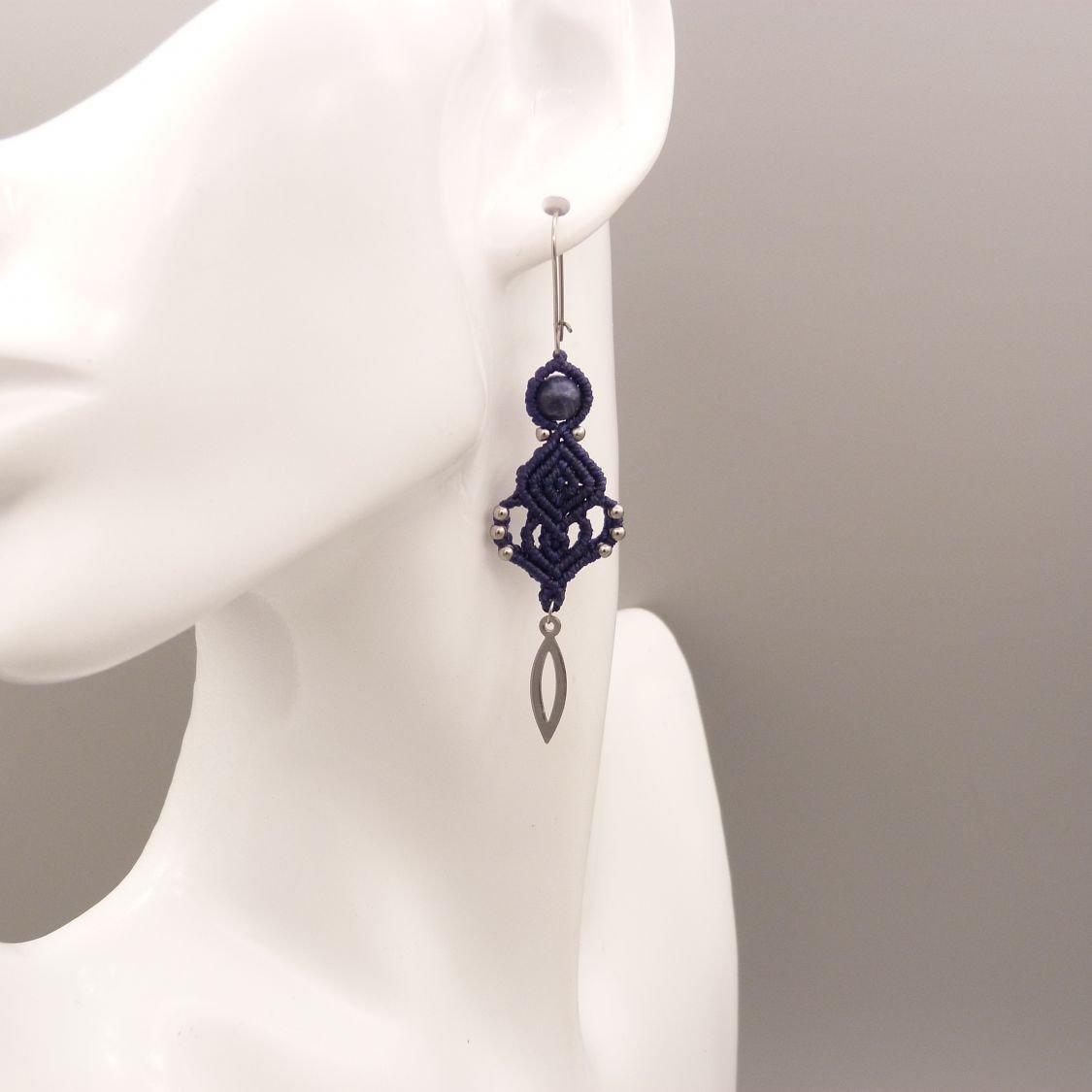 Oorbellen in micro-macramé donkerblauw 