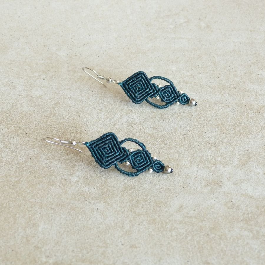 Dennengroen micro-macramé oorbellen