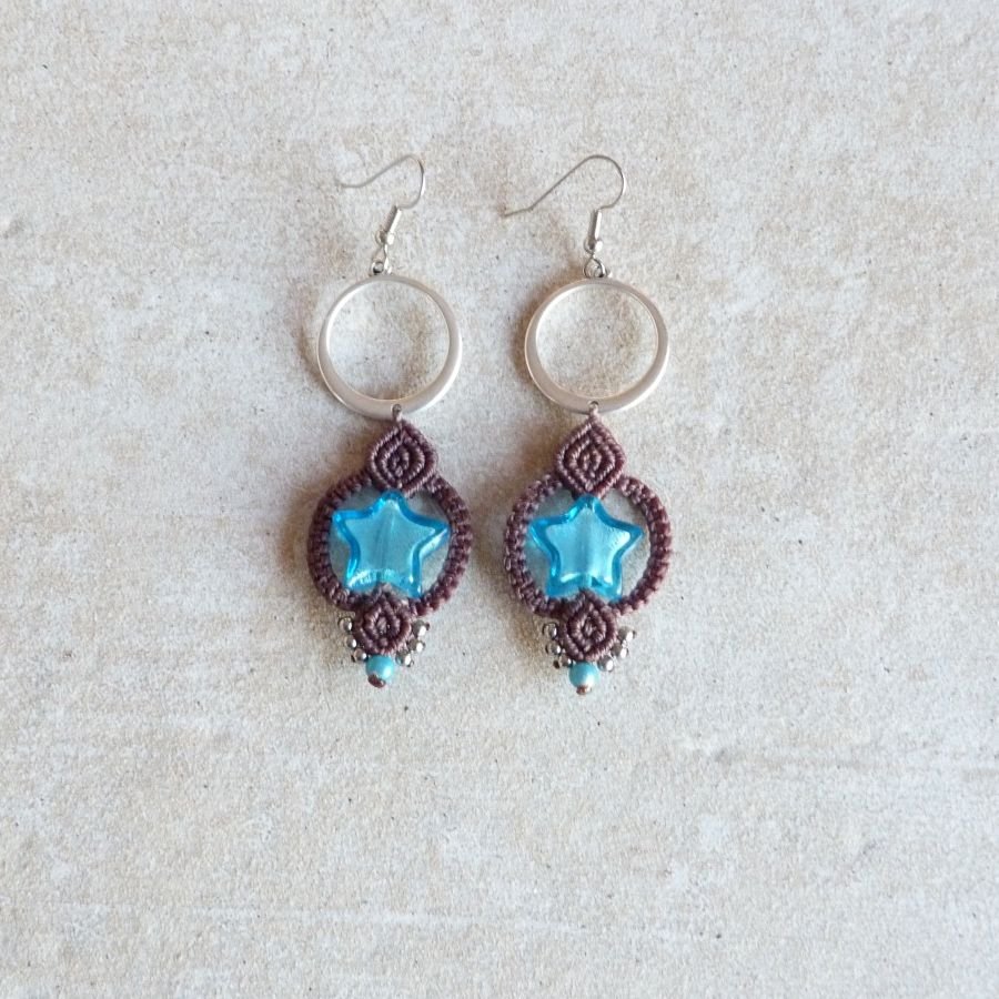 Oorbellen in micro-macramé chocoladebruin/blauw Murano glas ster
