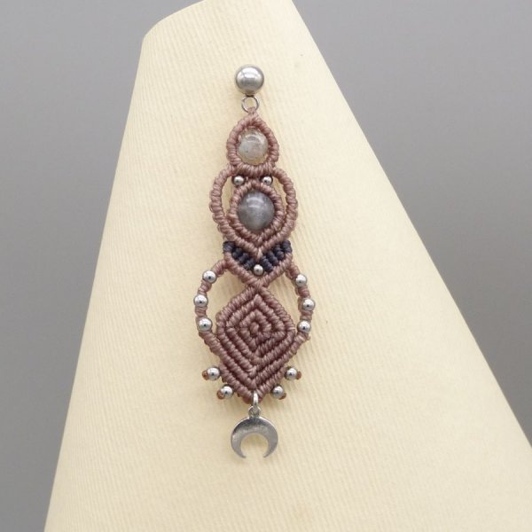 Boucles d'oreilles  en micro-macram&eacute; couleur taupe