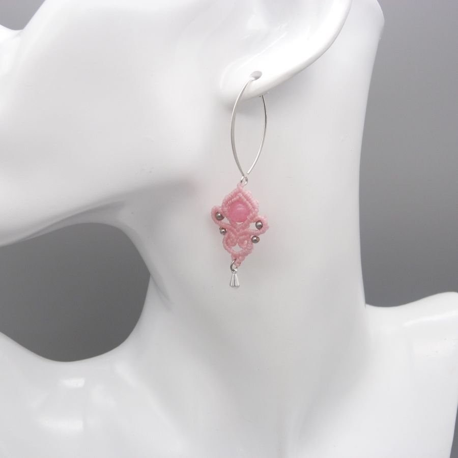 Roze micro macramé oorbellen met een roze edelsteen kraal