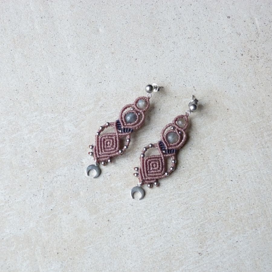 Boucles d'oreilles  en micro-macramé couleur taupe