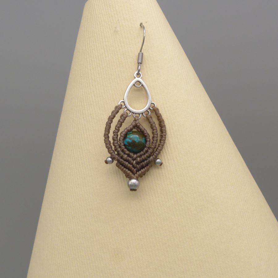 Oorbellen in hazelnootkleurig micro-macramé met een chrysocolla kraal