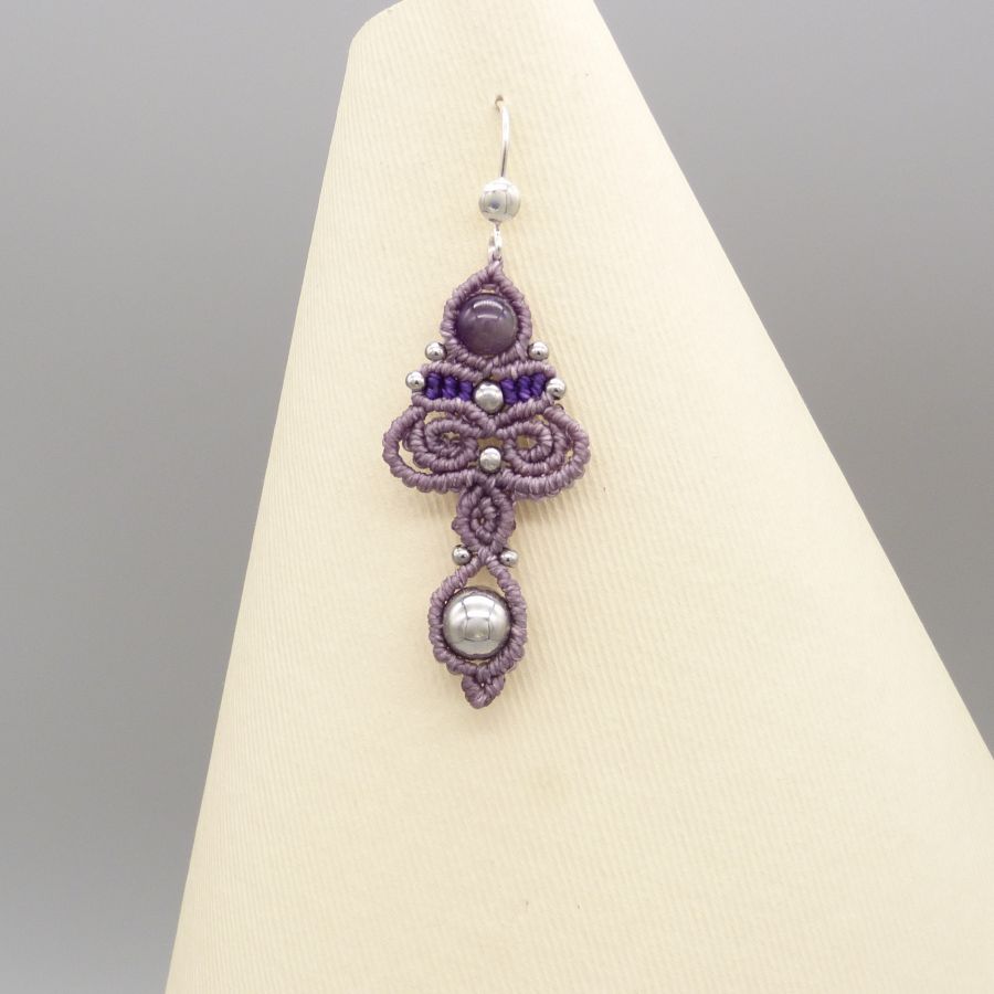 Oorbellen in micro-macramé, paarse tint