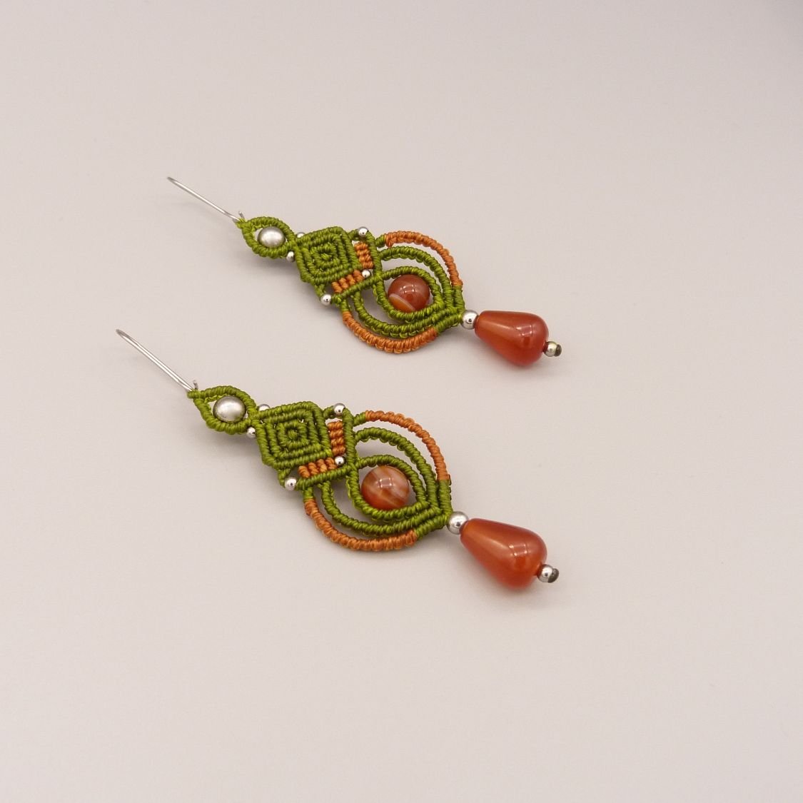 Groene en karamel micro-macramé oorbellen met carneoolkralen