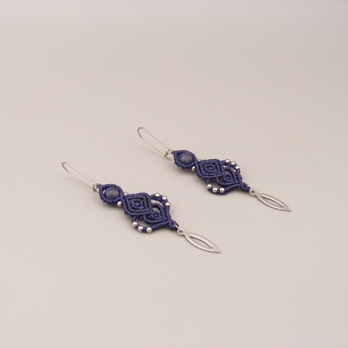 Oorbellen in micro-macramé donkerblauw 