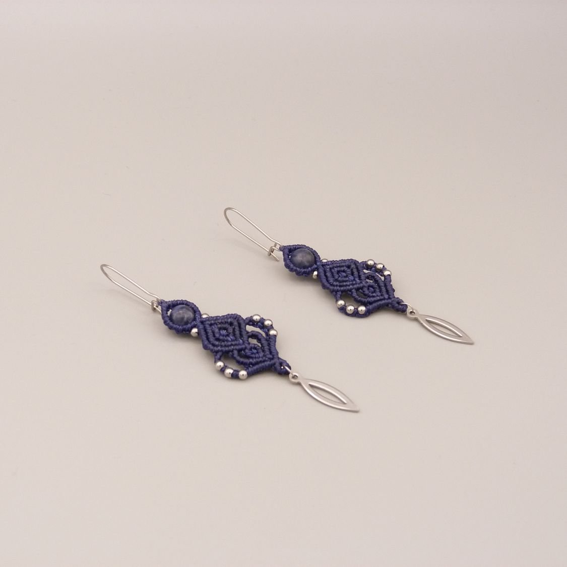 Oorbellen in micro-macramé donkerblauw 