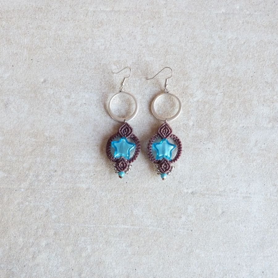 Oorbellen in micro-macramé chocoladebruin/blauw Murano glas ster