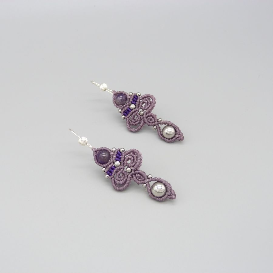 Oorbellen in micro-macramé, paarse tint