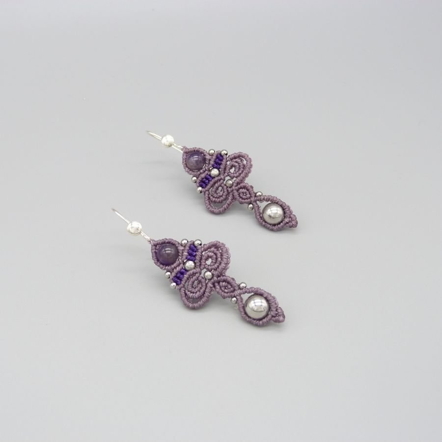 Oorbellen in micro-macramé, paarse tint
