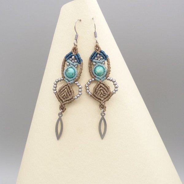Boucles d'oreilles  en micro-macram&eacute; couleur beige, bleu
