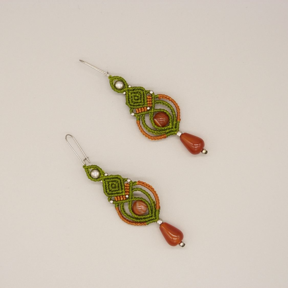 Groene en karamel micro-macramé oorbellen met carneoolkralen