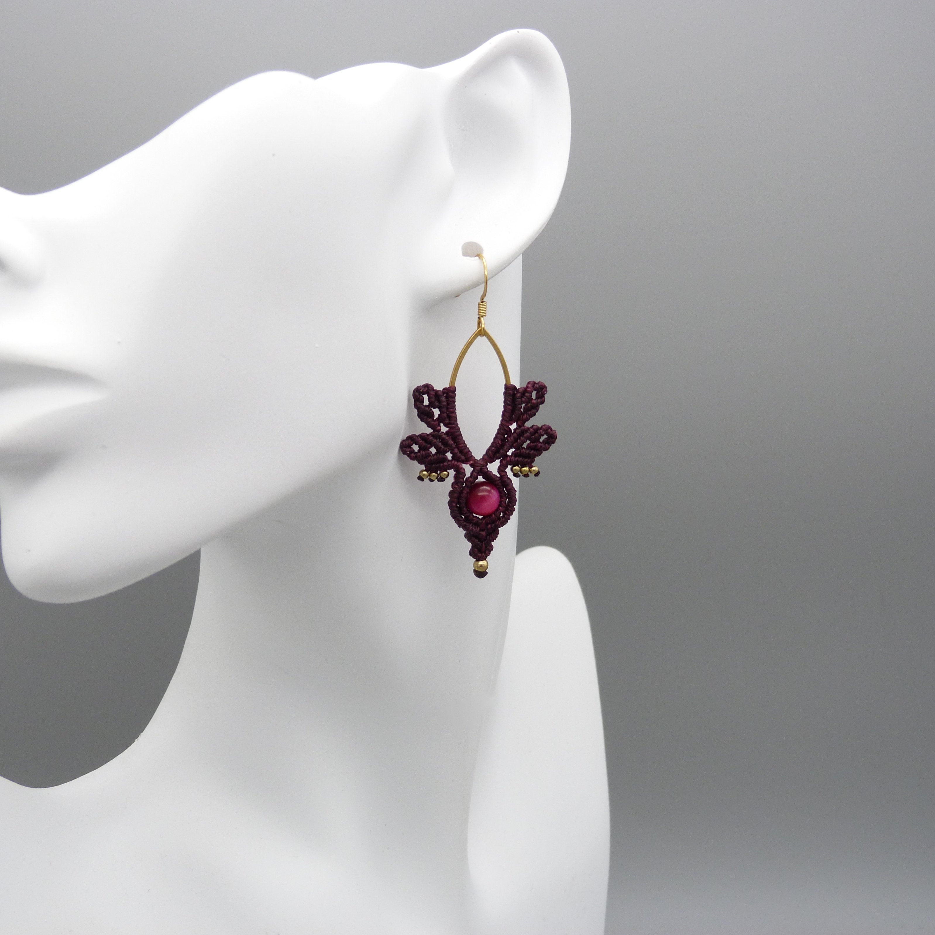 Boucles d'oreilles  en micro-macram&eacute; couleur groseille avec oeil de tigre teint&eacute;