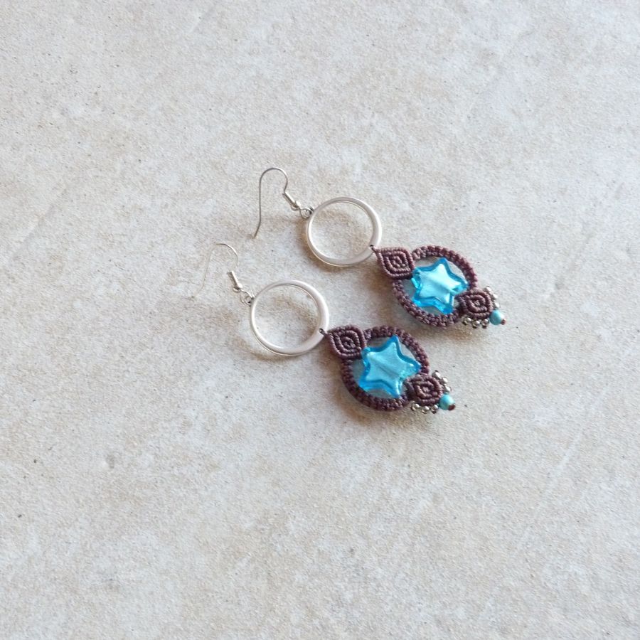 Oorbellen in micro-macramé chocoladebruin/blauw Murano glas ster