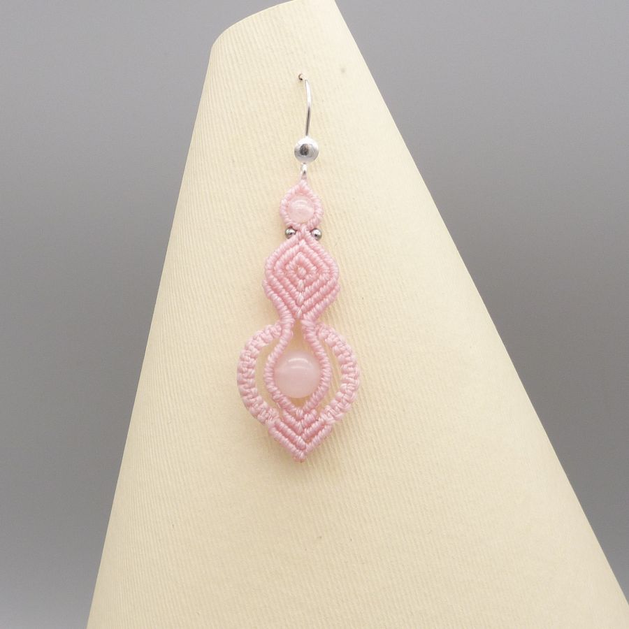 Oorbellen in lichtroze micro-macramé