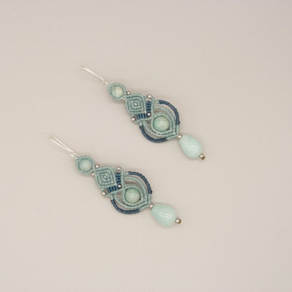 Boucles d'oreilles  en micro-macram&eacute; couleur tons bleus avec perles en amazonite