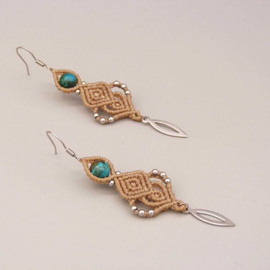 Oorbellen in lichtbeige micro-macramé