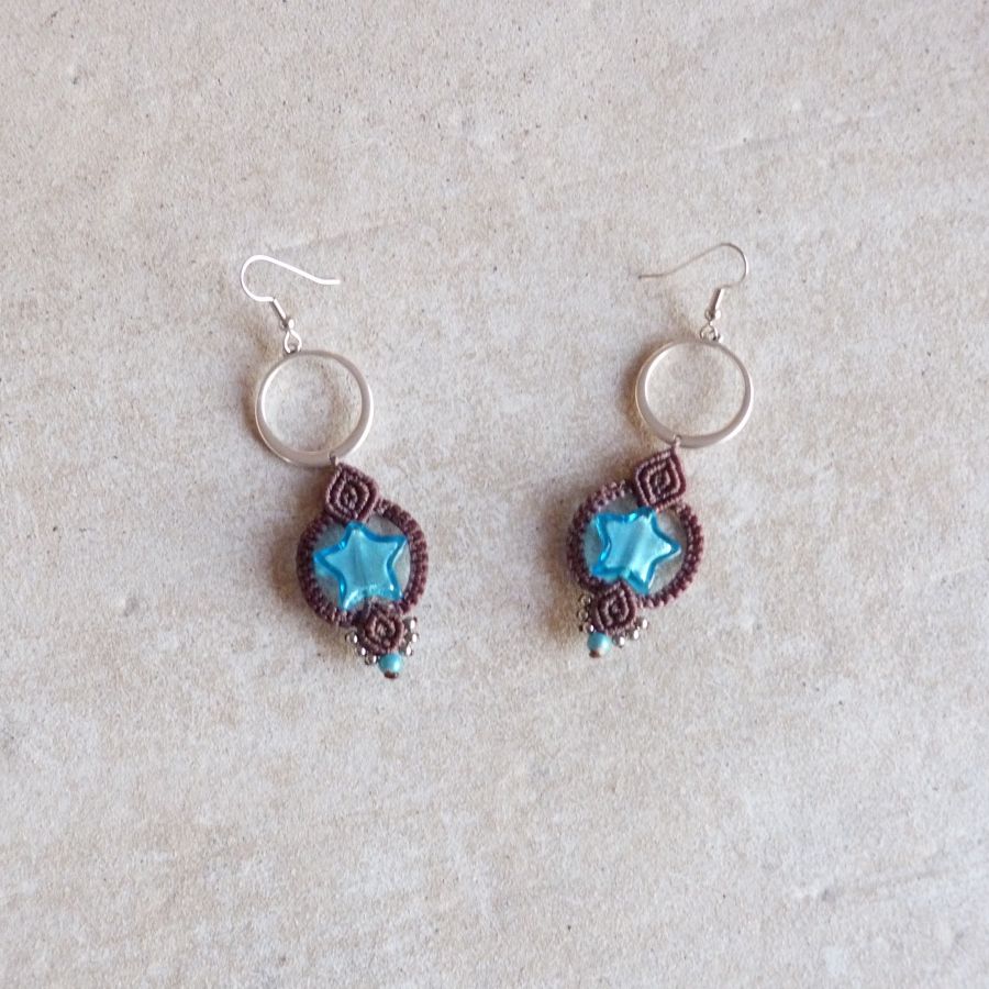 Oorbellen in micro-macramé chocoladebruin/blauw Murano glas ster