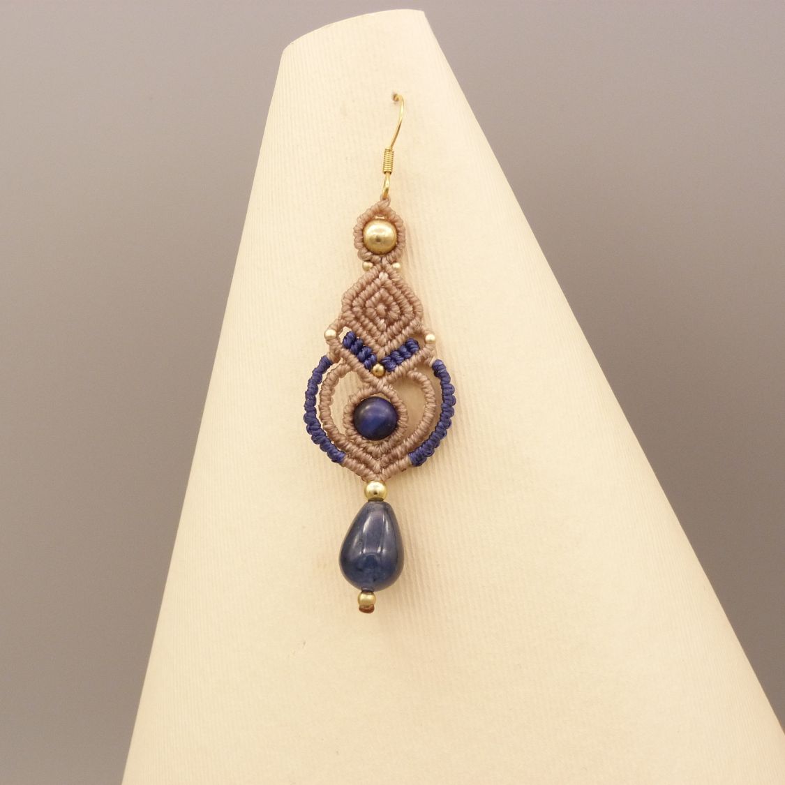 Oorbellen in micro-macramé in beige en donkerblauw 