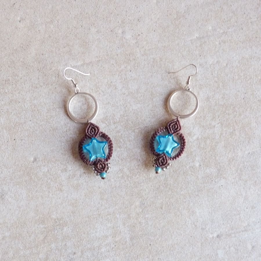 Oorbellen in micro-macramé chocoladebruin/blauw Murano glas ster
