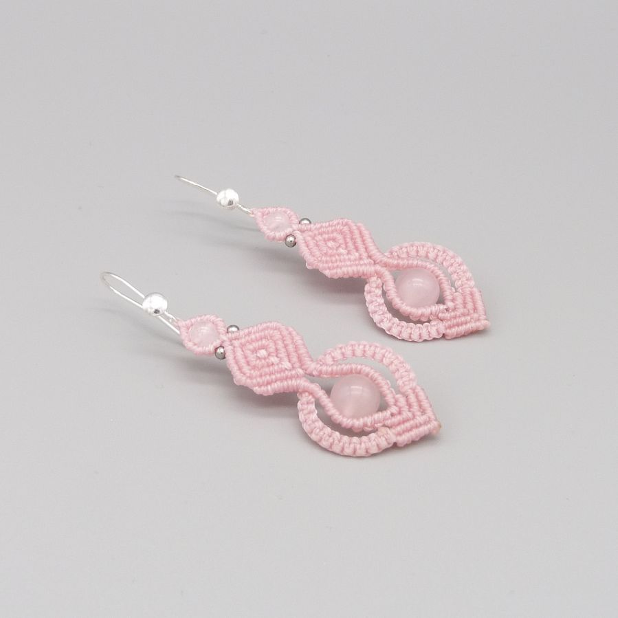 Oorbellen in lichtroze micro-macramé