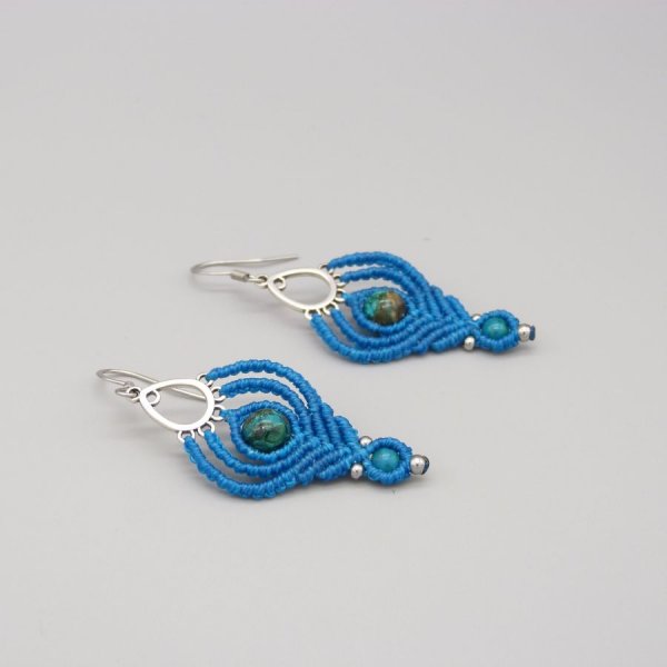 Boucles d'oreilles  en micro-macram&eacute; bleues turquoise avec deux perles en chrysocolle