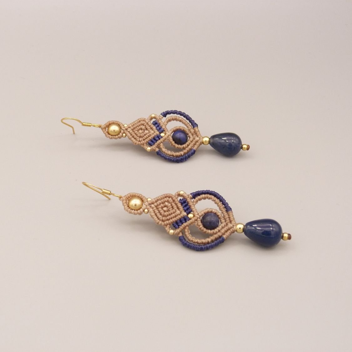 Oorbellen in micro-macramé in beige en donkerblauw 