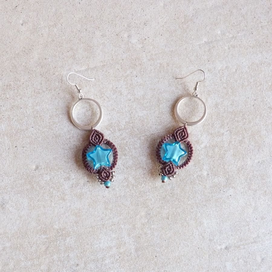 Oorbellen in micro-macramé chocoladebruin/blauw Murano glas ster
