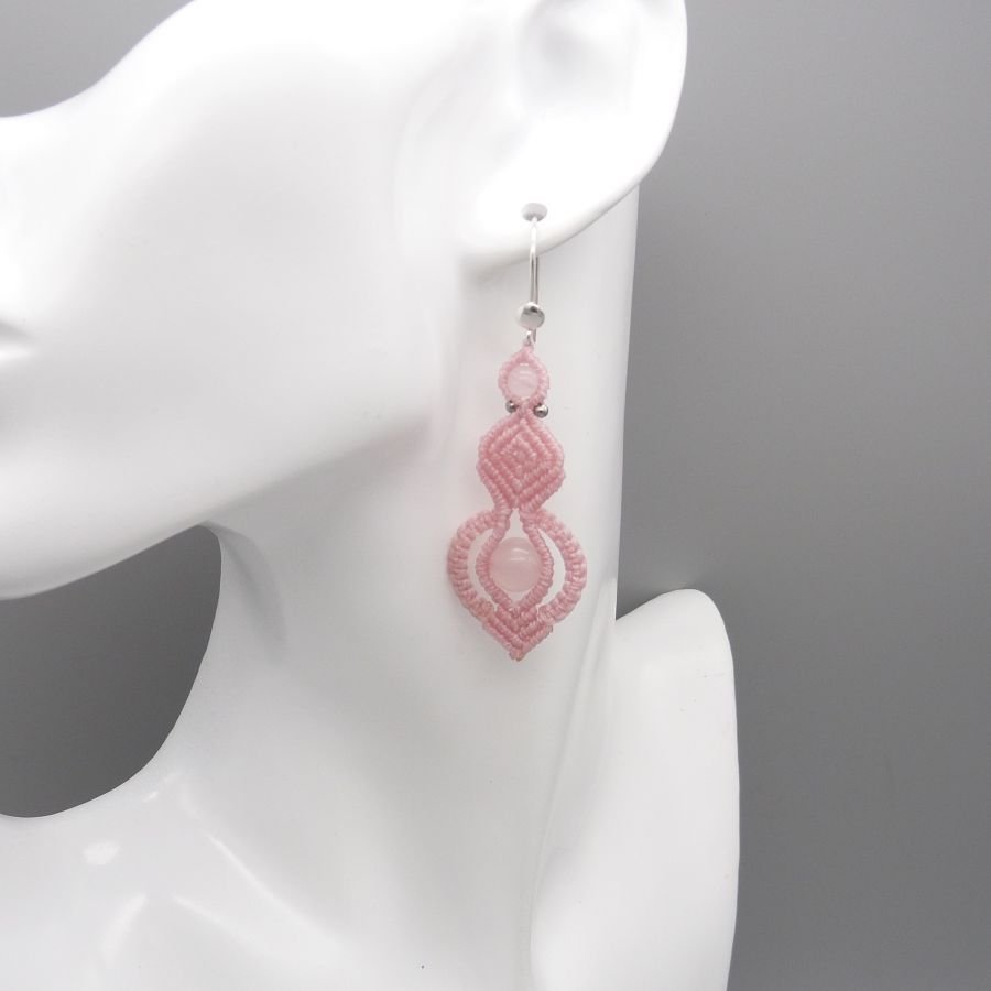 Oorbellen in lichtroze micro-macramé