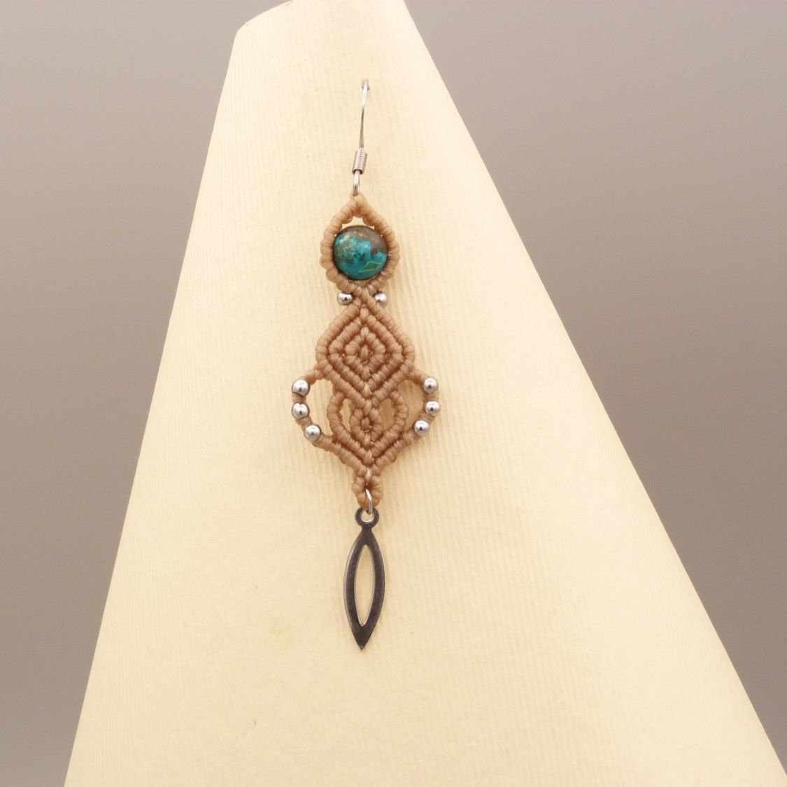 Oorbellen in lichtbeige micro-macramé