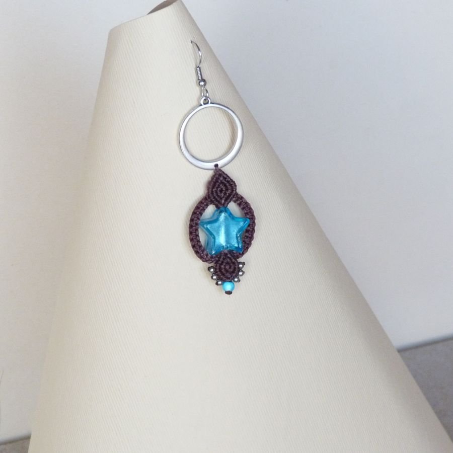 Oorbellen in micro-macramé chocoladebruin/blauw Murano glas ster