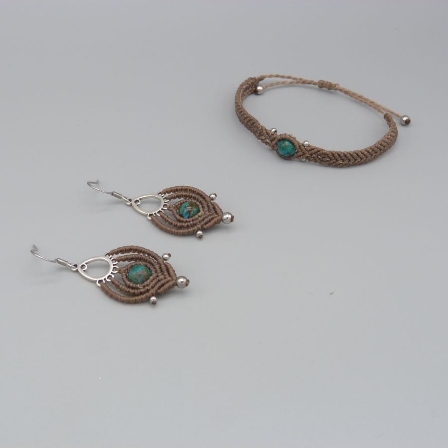 Oorbellen in hazelnootkleurig micro-macramé met een chrysocolla kraal