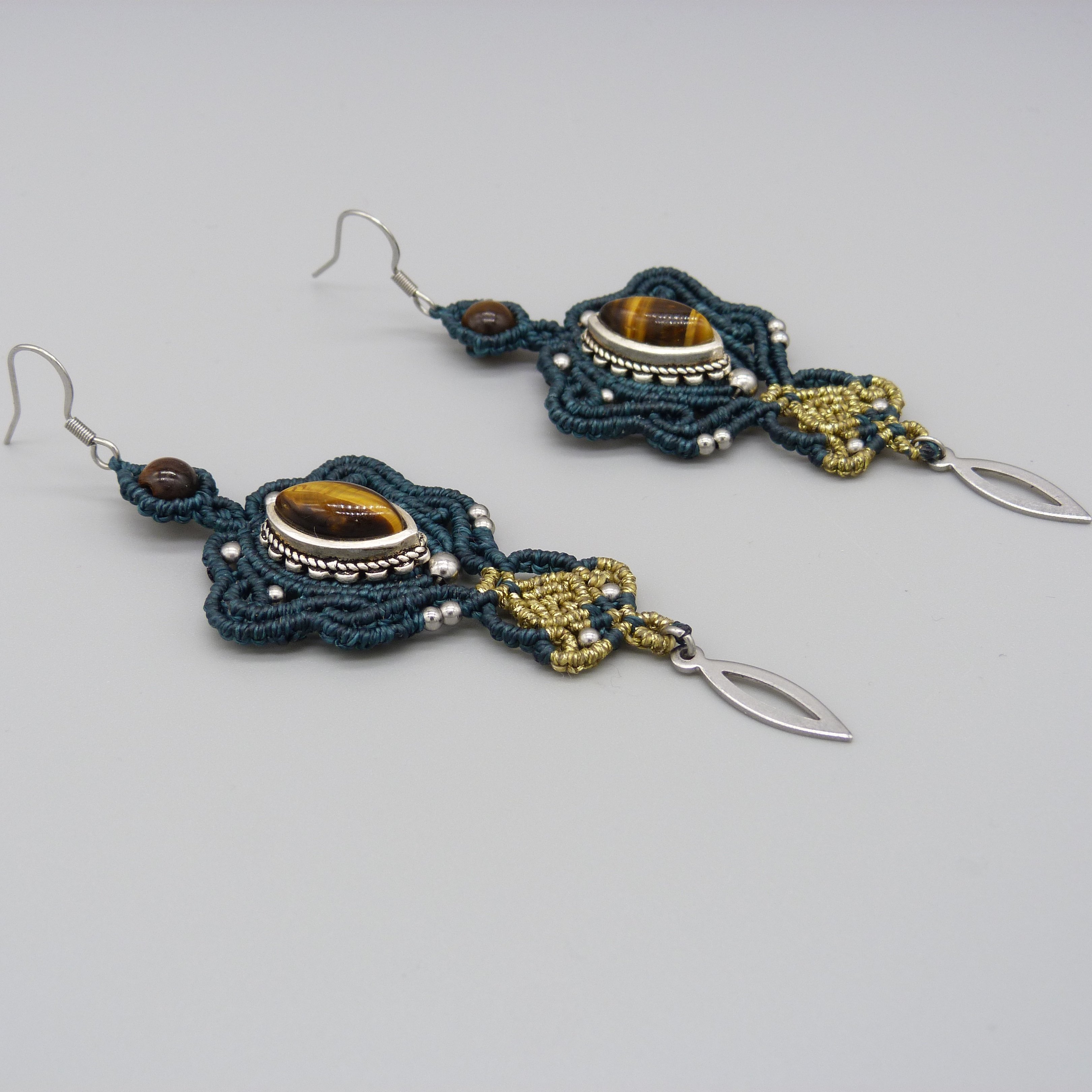 Boucles d'oreilles  en micro-macram&eacute; ton vert/dor&eacute; avec oeil de tigre serti